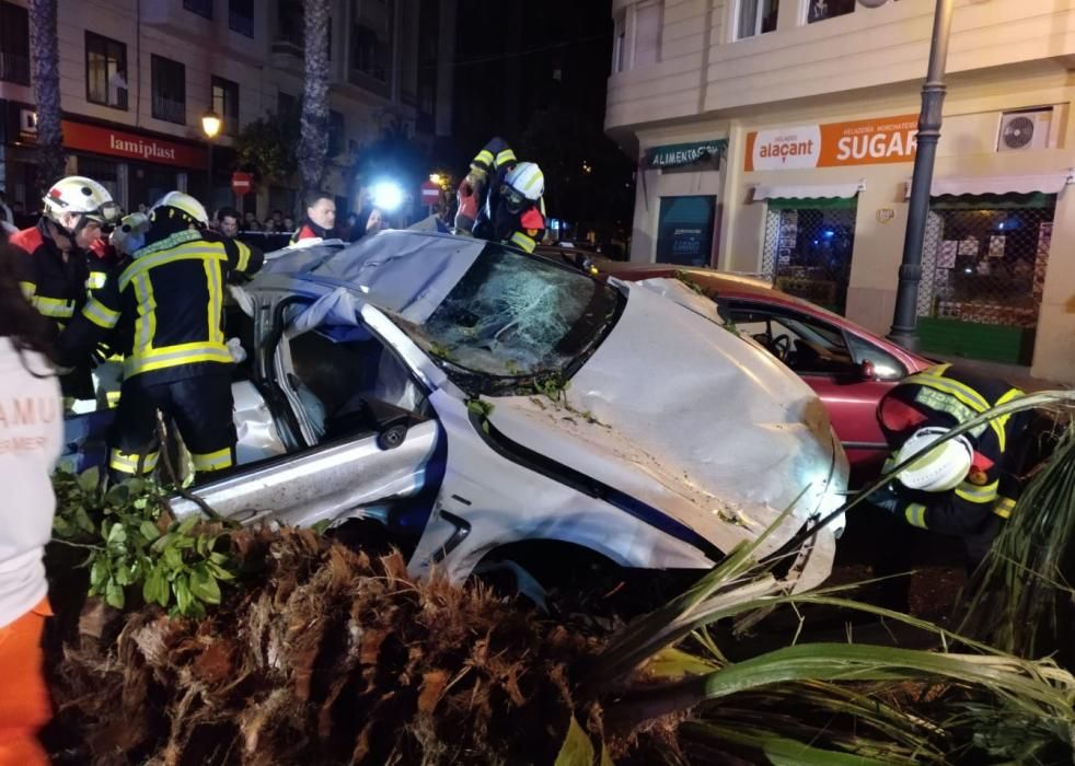 Los bomberos rescatan al conductor del turismo accidentado en la Gran Vía.