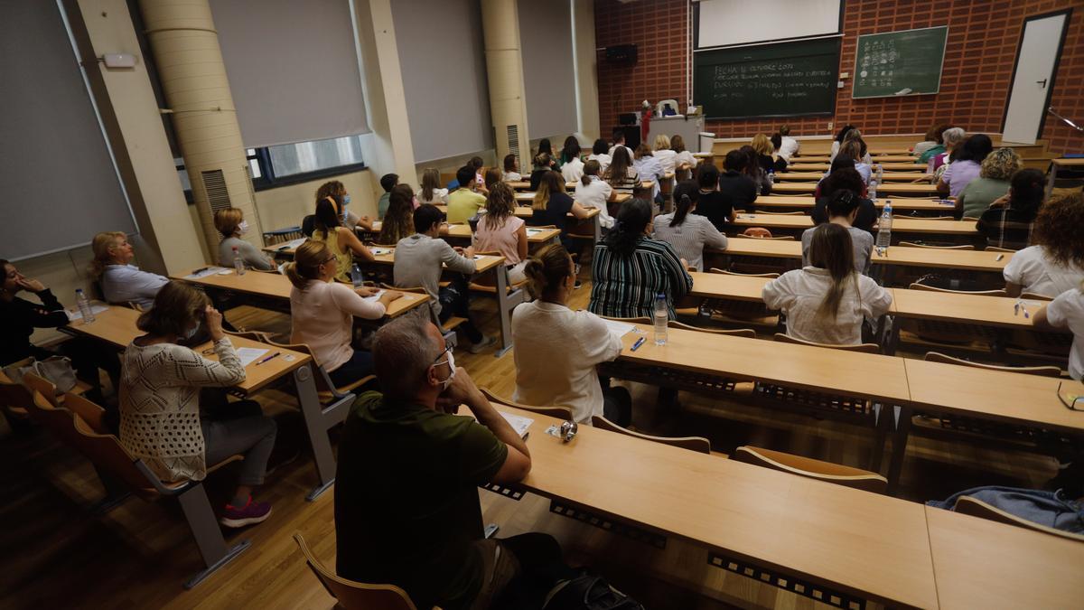 Opositores a punto de examinarse en la última gran prueba de Sanidad, de auxiliares de enfermería.
