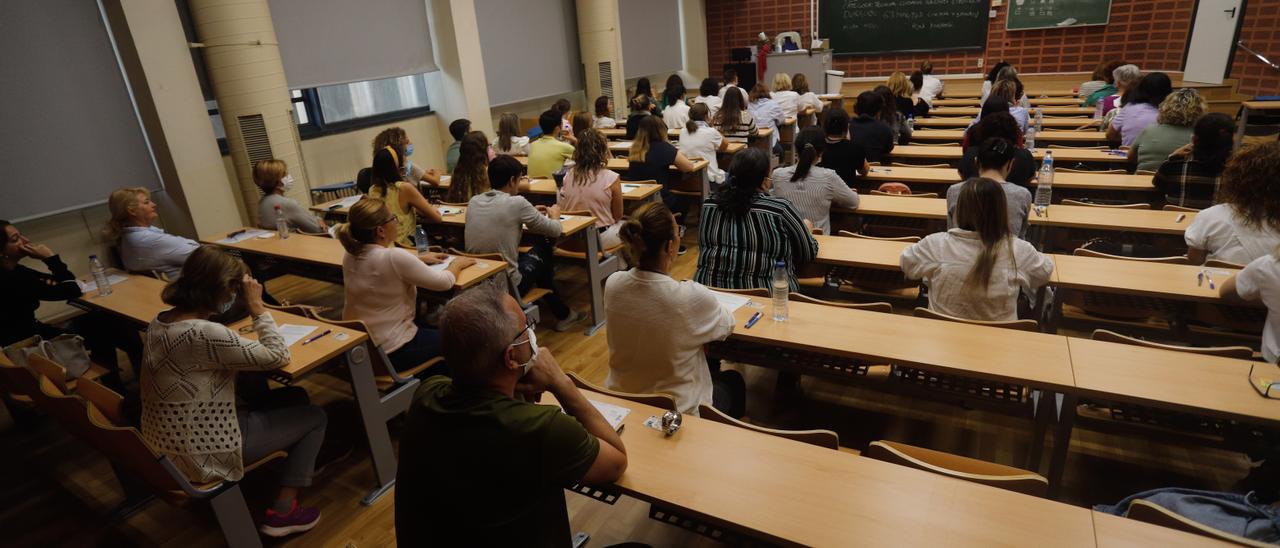 Opositores a punto de examinarse en la última gran prueba de Sanidad, de auxiliares de enfermería.