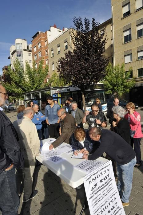 Recogida de firmas en Mieres en defensa de Emutsa