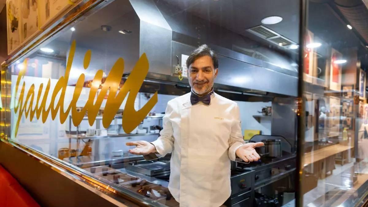 Semi posa delante de su cocina el Gaudim