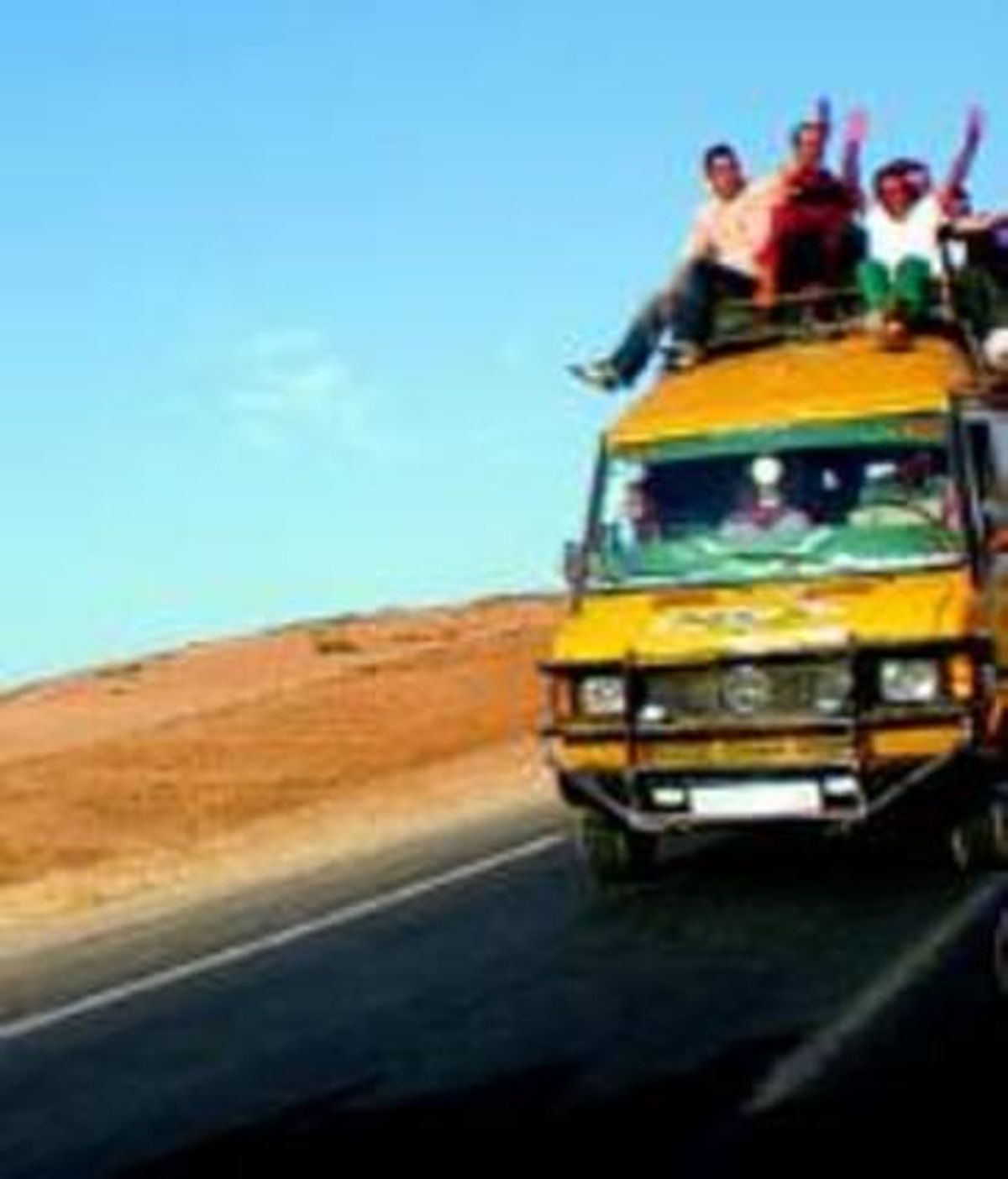 A la dreta, un carrer de Chefchaouen. A l’esquerra, ciutadans marroquins saluden des d’una furgoneta. A la dreta, un carrer de Chefchaouen. A l’esquerra, ciutadans marroquins saluden des d’una furgoneta.