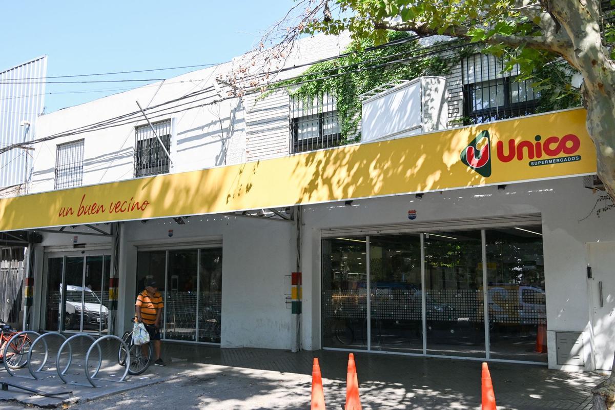 Dos hombres atacaron la fachada de un supermercado de los suegros de Messi en Rosario, Argentina y dejaron un mensaje.  Messi te estamos esperando. Javkin es un narco, no te protegerá, decía el mensaje escrito a mano.