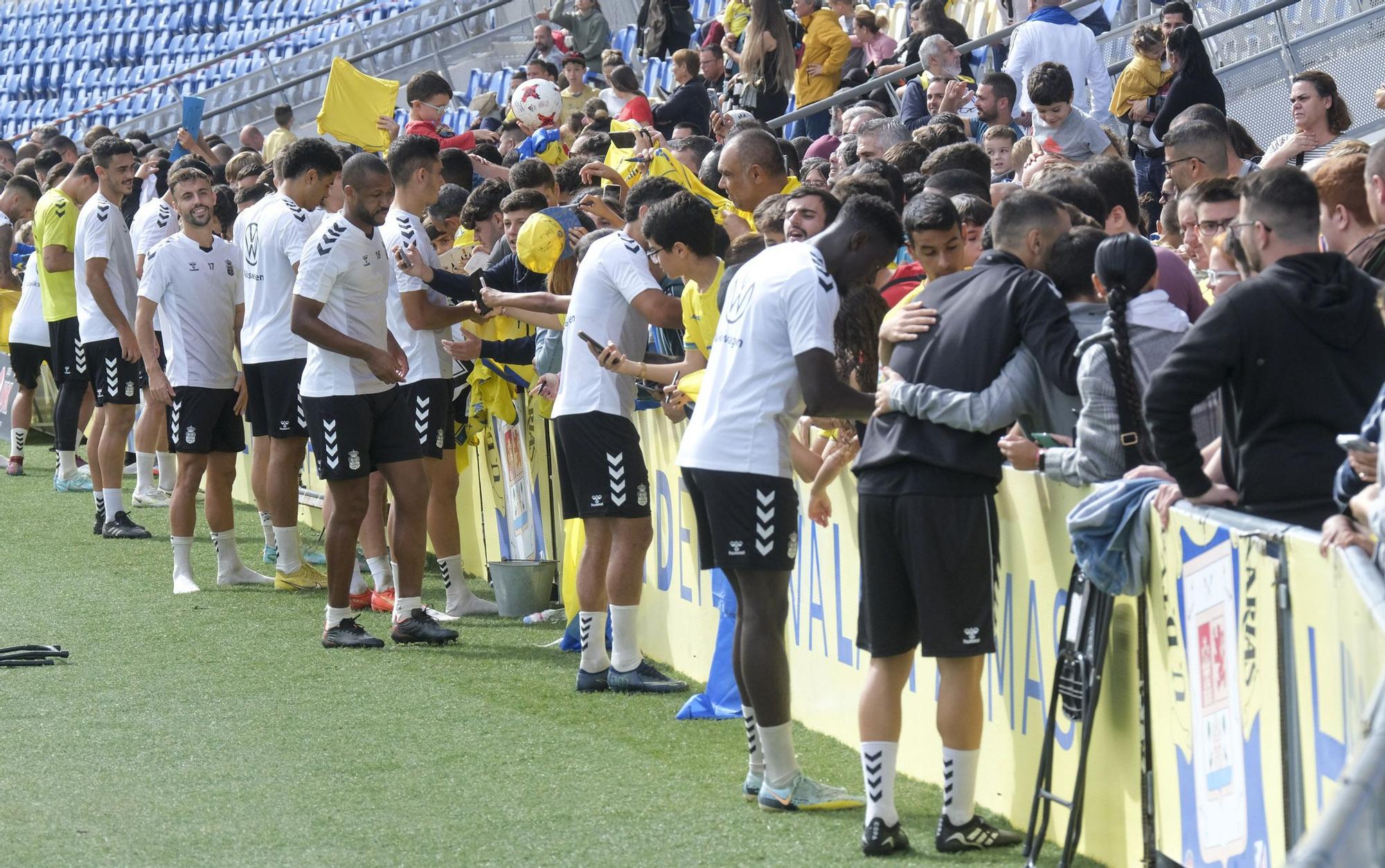 La UD Las Palmas entrena a puerta abierta