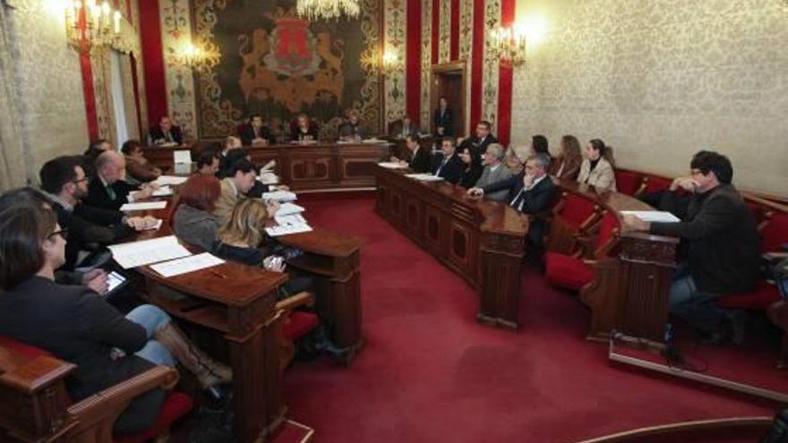 Concejales del Ayuntamiento de Alicante durante un pleno.