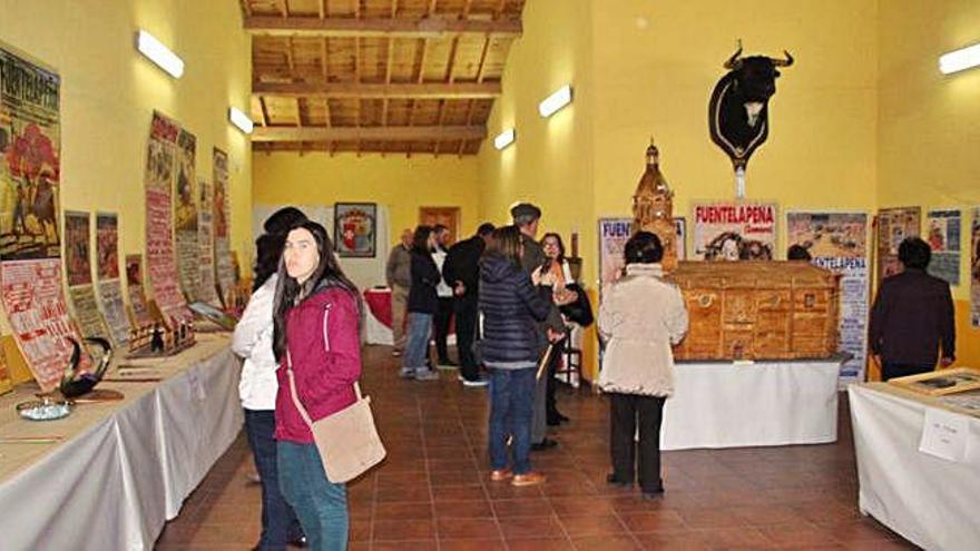 Exposición de carteles y motivos taurinos en el antiguo comedor de Fuentelapeña, muy concurrida durante el fin de semana.