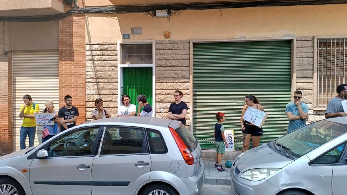 Protesta a las puertas de la vivienda para tratar de impedir el desalojo.