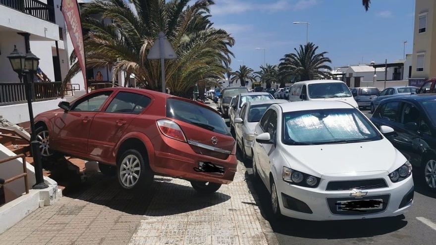 Aparatoso accidente en Lanzarote: un coche acaba subido a la escalera de un edificio