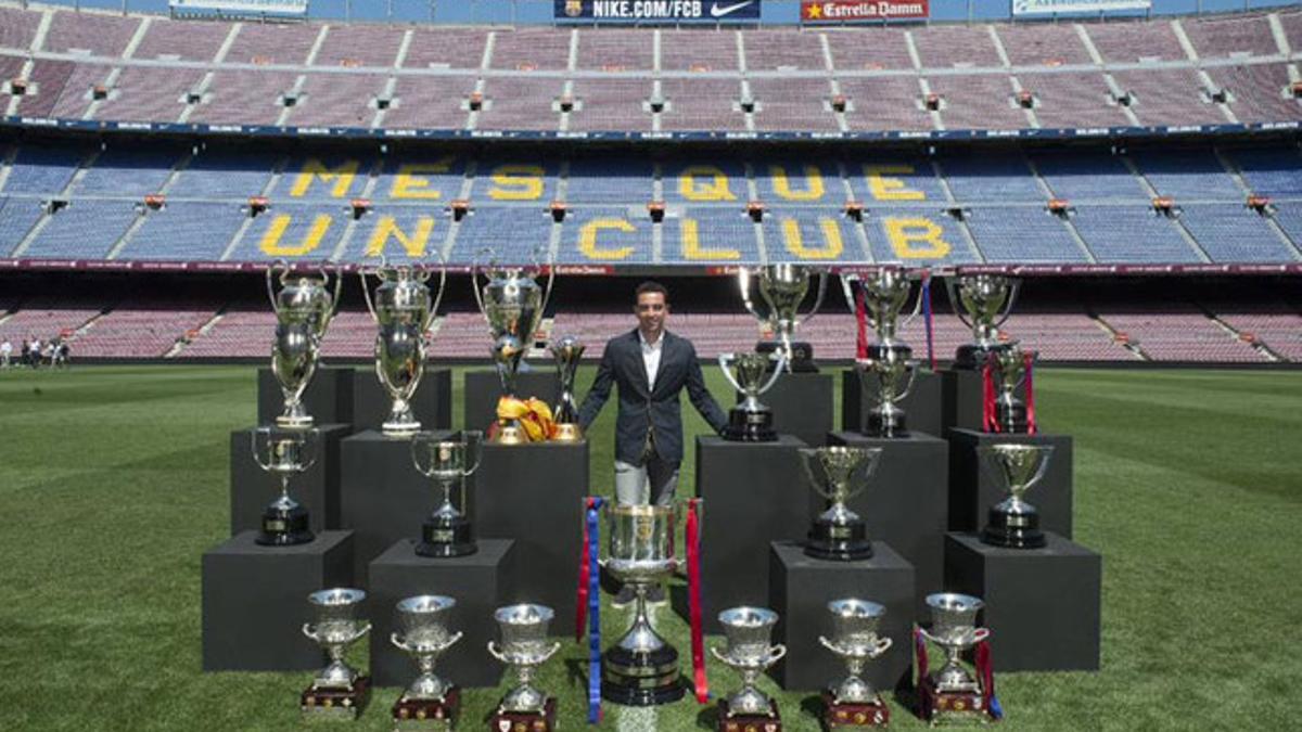 Xavi posando junto a los 24 títulos logrados con el FC Barcelona