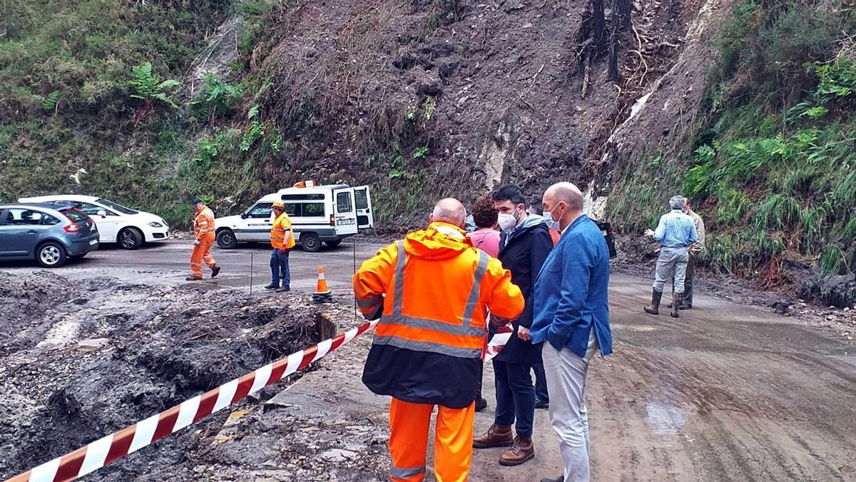 Juan Cofiño, a la derecha, visitando una carretera argayada en Llanes. | Principado de Asturias