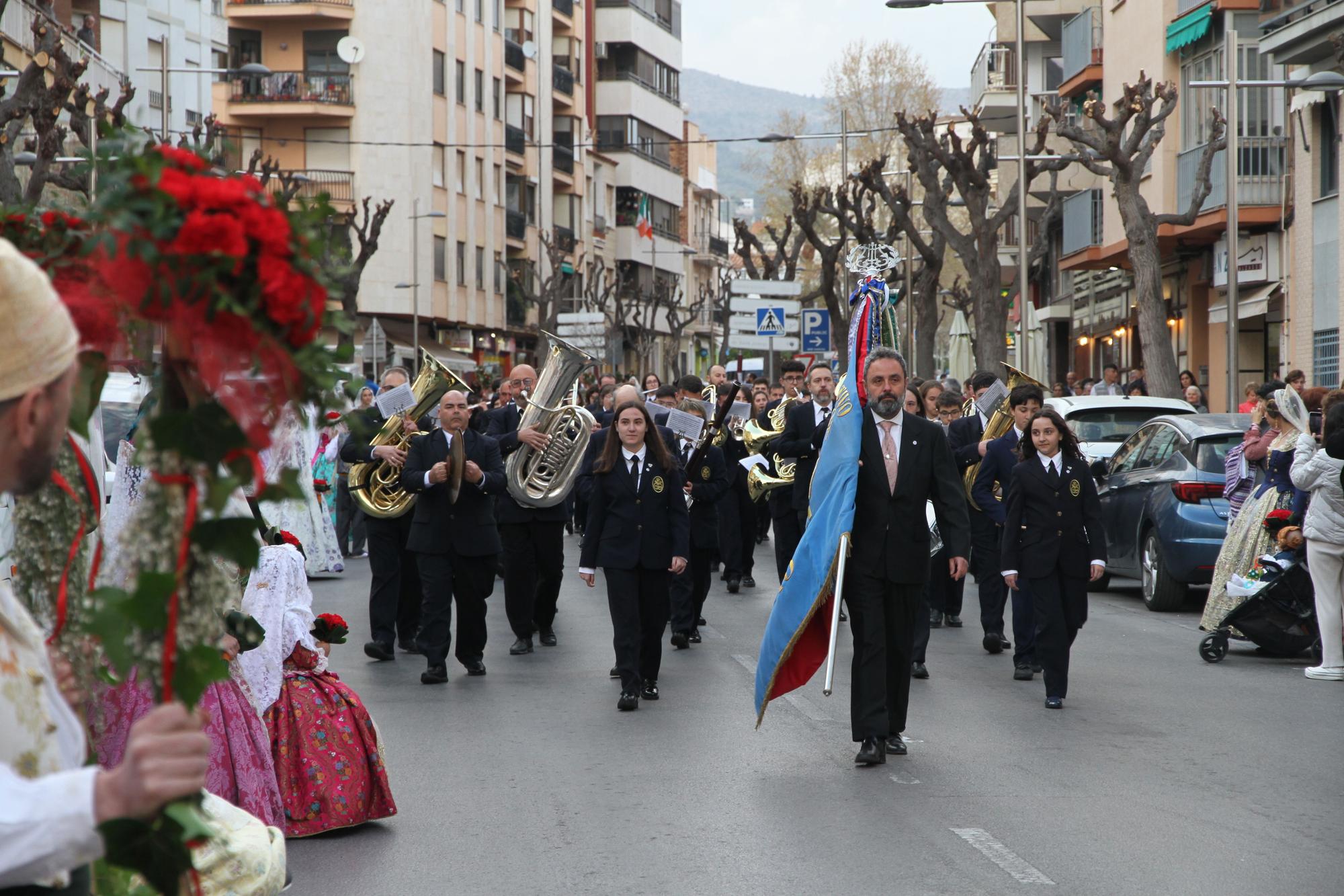 Emotiva y participativa ofrenda en las Fallas de la Vall