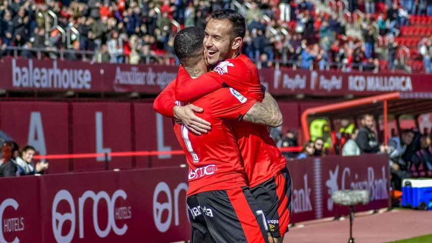 Sastre se abraza a Aridai tras un gol del canario.