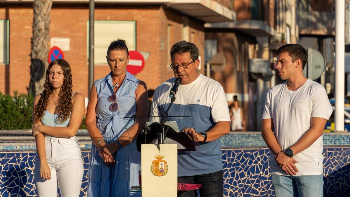 Santa Pola clama contra el terrorismo en el 24 aniversario del atentado contra la casa cuartel