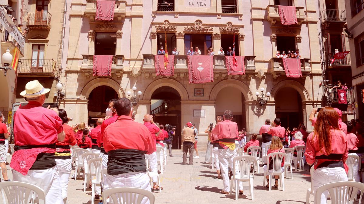 Imatge d&#039;arxiu de castellers dempeus a la plaça del Blat de Valls