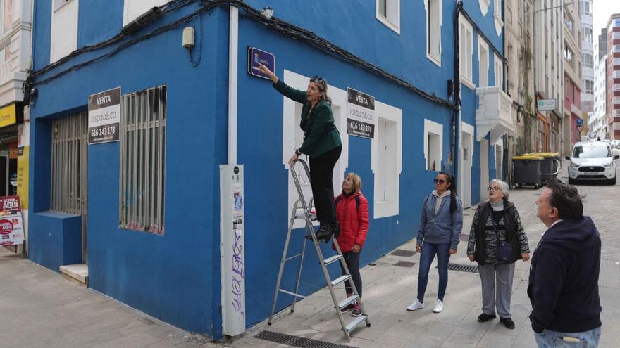Vecinos colocan la placa con el nombre de Marisol Soengas en Travesía da Gaiteira.   | // IAGO LÓPEZ