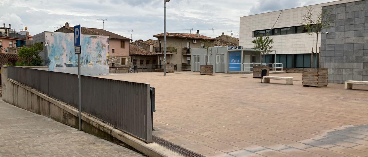 Plaça del CAP de Moià, sota la qual hi ha el pàrquing de tres plantes mai obert