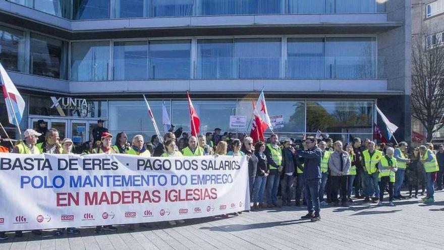 Dos centenares de trabajadores de Maderas Iglesias se concentraron frente a la delegación de la Xunta en Vigo. // C. Graña