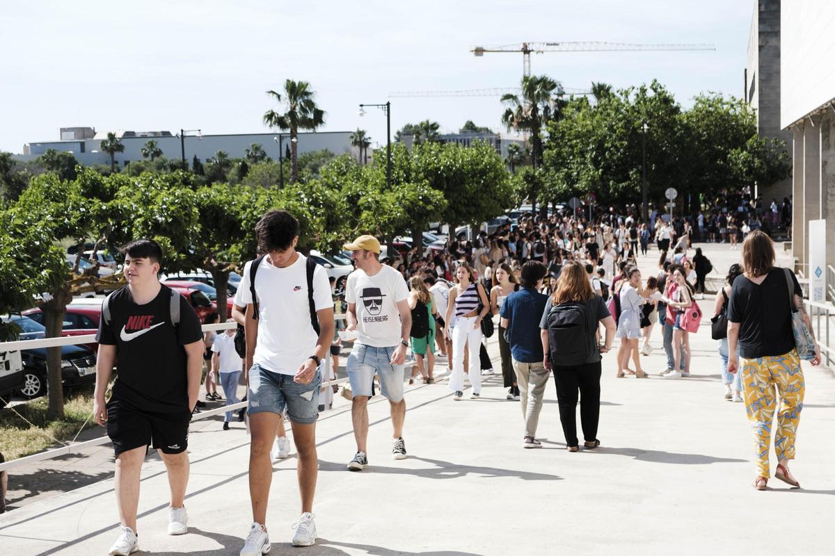 Estudiantes en el campus de la UIB.