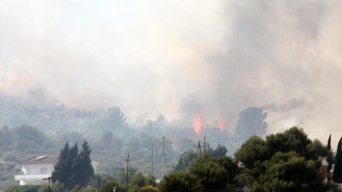 Imagen del incendio que afecta la zona de Castellet i la Gornal, ayer.