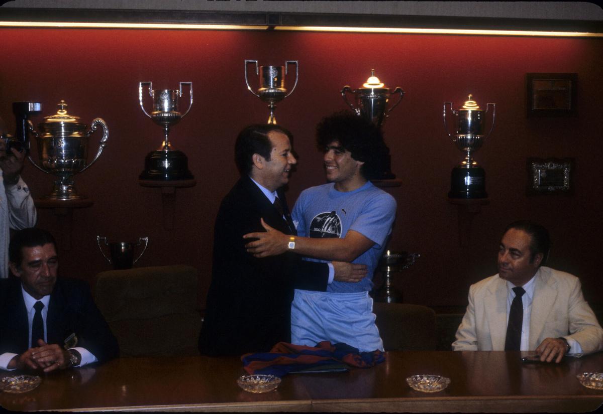 Diego Maradona firma su contrato con el Barça en junio de 1982 junto con Josep Lluís Núñez, el presidente.