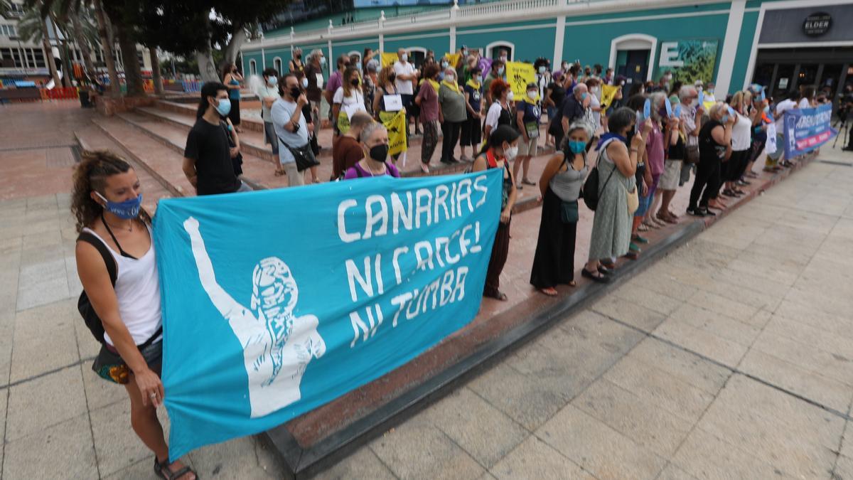 La Caravana de ONG exige que Canarias deje de ser &quot;tumba y cárcel de migrantes&quot;.