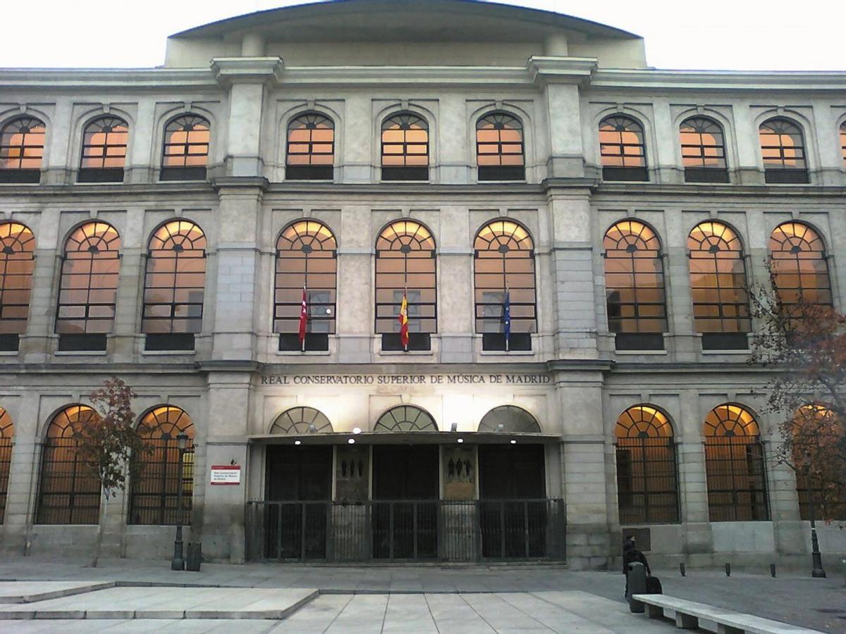Para optar a estas enseñanzas hay que tener un título académico (Bachiller, universitario o de Técnico Superior) o haber aprobado la prueba de acceso a la universidad para mayores de 25 años