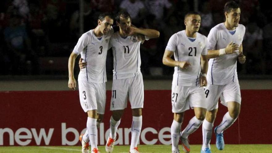 Jonathan Rodríguez, con el dorsal 21, en el choque ante Panamá.