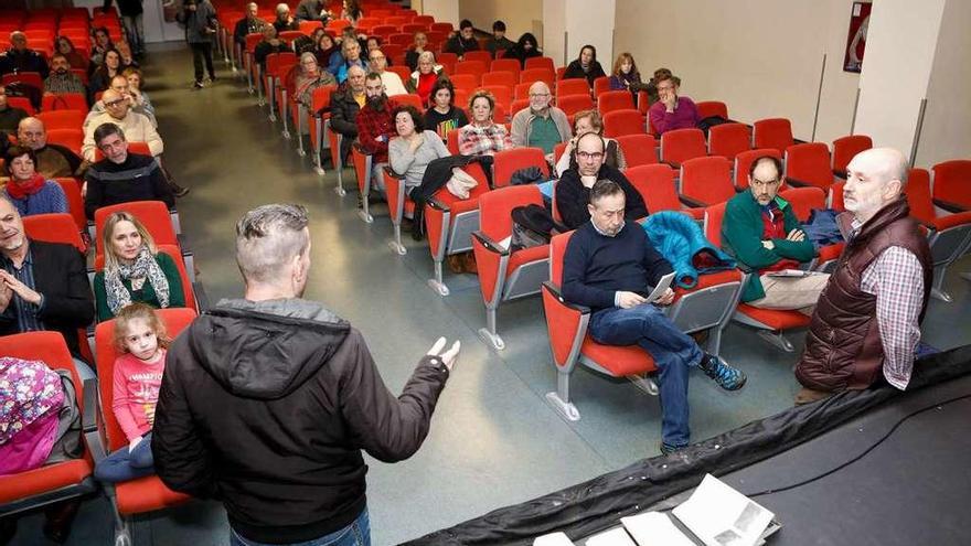 Asistentes a la asamblea de la Plataforma Contra la Contaminación, ayer, en el Ateneo de La Calzada.