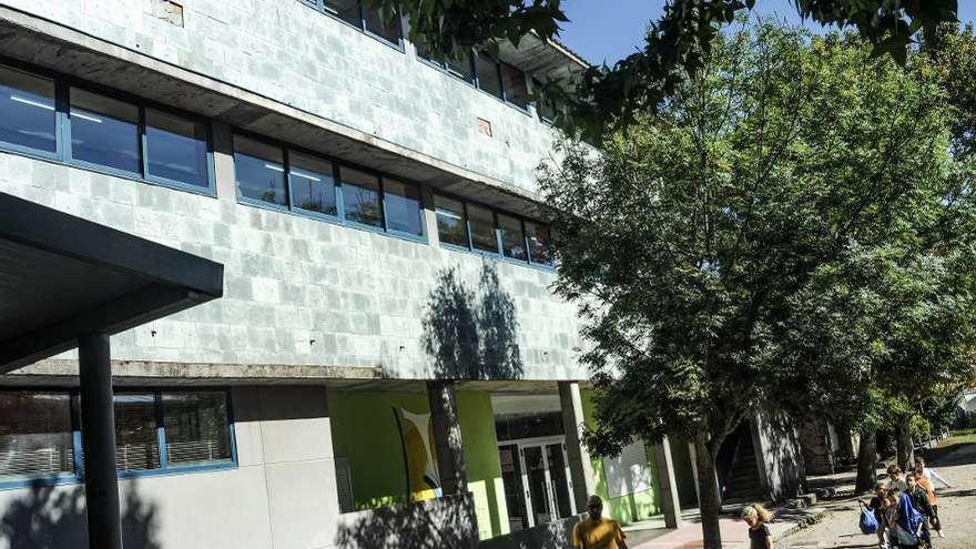 Zona del patio del colegio Torre-Illa, en la que se produjo el desprendimiento. // Iñaki Abella