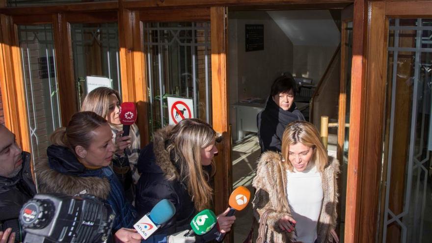 Las abogadas de los jugadores salen del juzgado de Aranda de Duero.