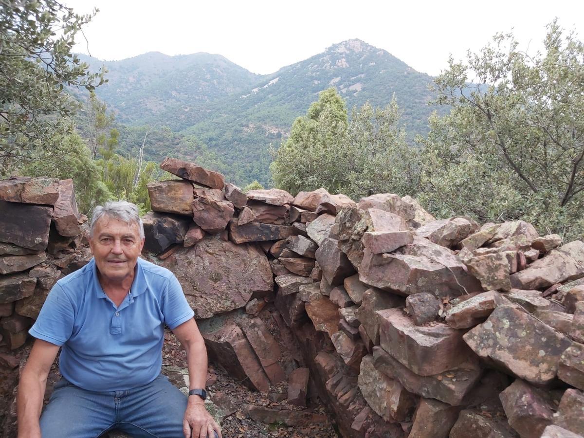 Un vecino de Almedíjar posa con restos que halló en un paseo por el término. Para colaborar con la campaña de la arquitecta Santa Morro, le hicieron esta foto y la envió para compartir la localización. Posteriormente, un equipo se desplazó para analizar los restos y verificar su valor histórico.