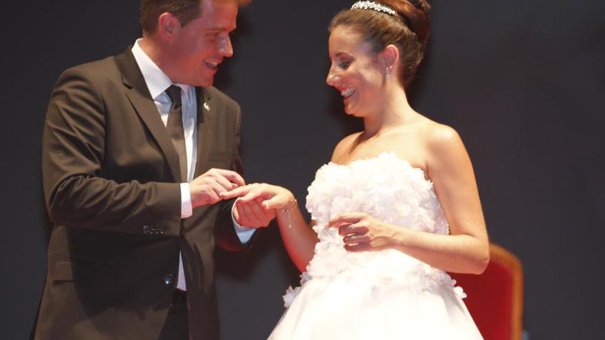 El alcalde coloca el anillo a la Reina de la Fira de 2019, Laura Vidal, anoche en la inauguración.
