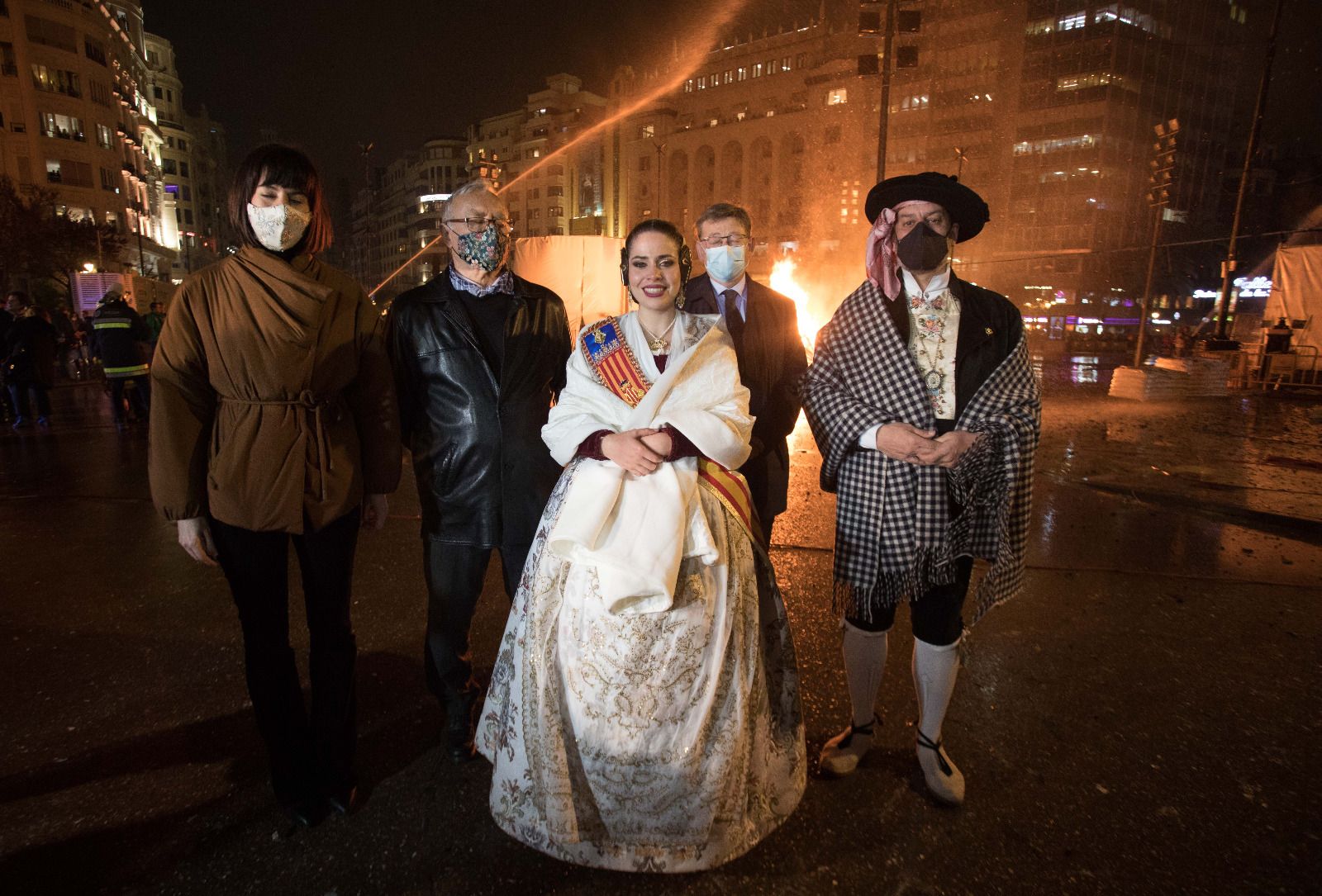 La falla municipal de València, devorada por las llamas