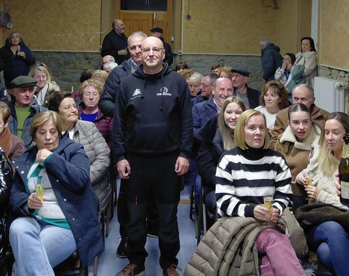 Jesús García, en el salón de actos de Nembra rodeado de vecinos.