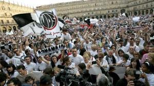 Aficionados de la UD Salamanca en una manifestación para impedir su desaparición en 2015.