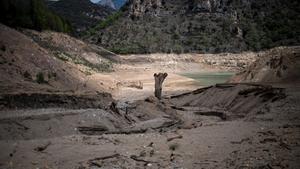 Imagen de archivo - Zona seca en el pantano de la Baells, a 26 de abril de 2023, en Barcelona, Catalunya (España).