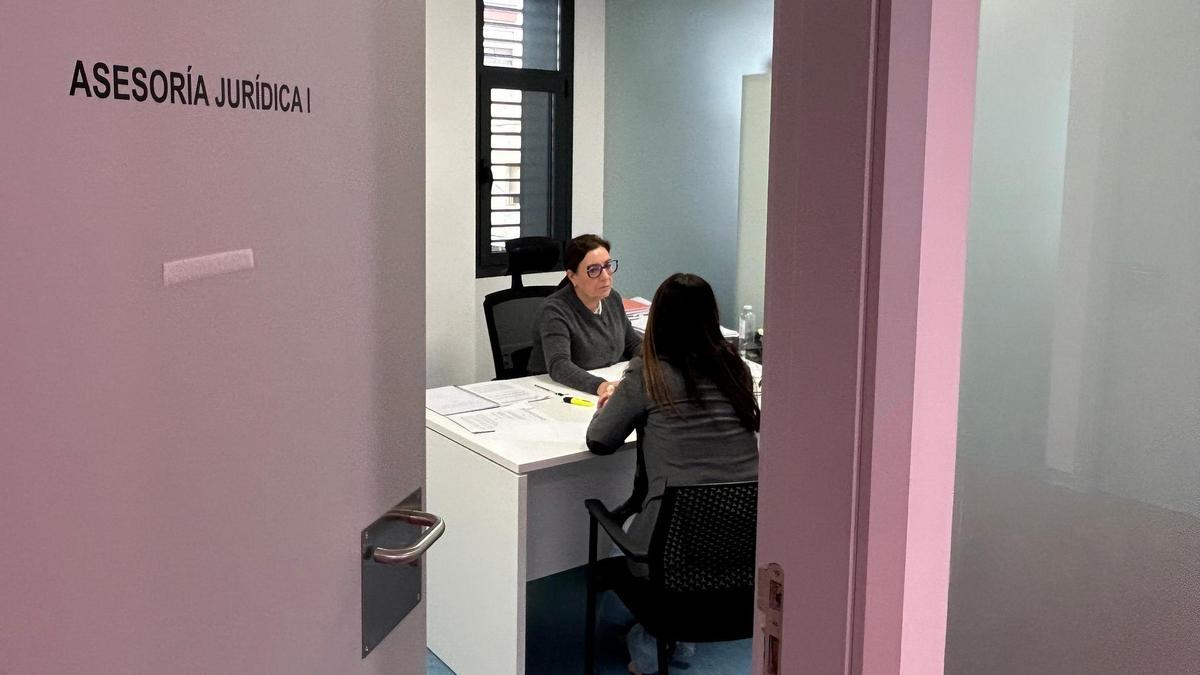 El servicio de asesoría jurídica, integrado por una abogada, ofrece una atención especializada, personalizada y de proximidad.