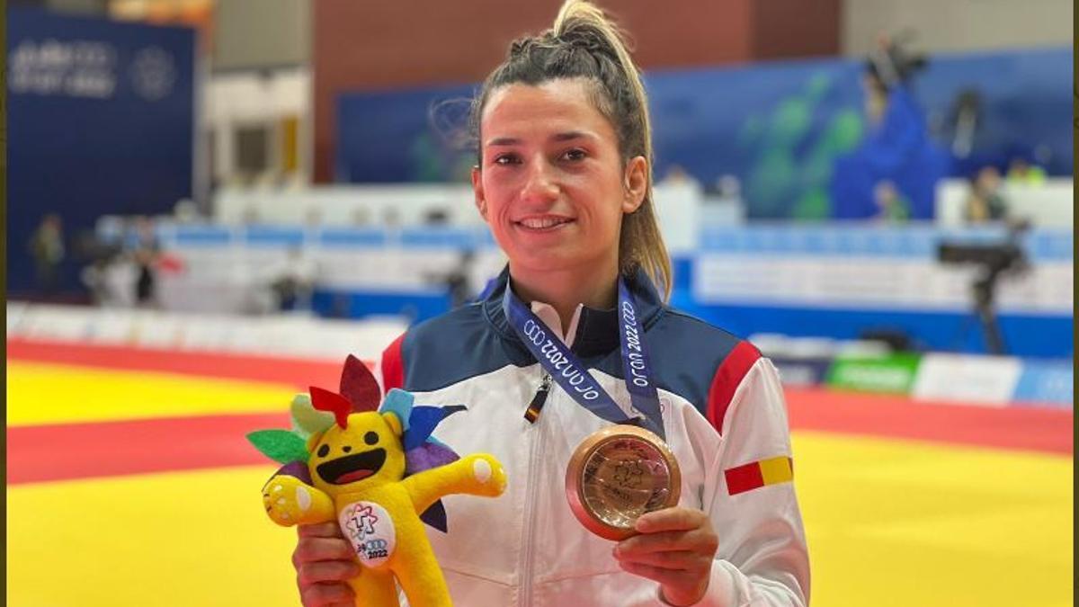 Ana Pérez Box muestra su medalla