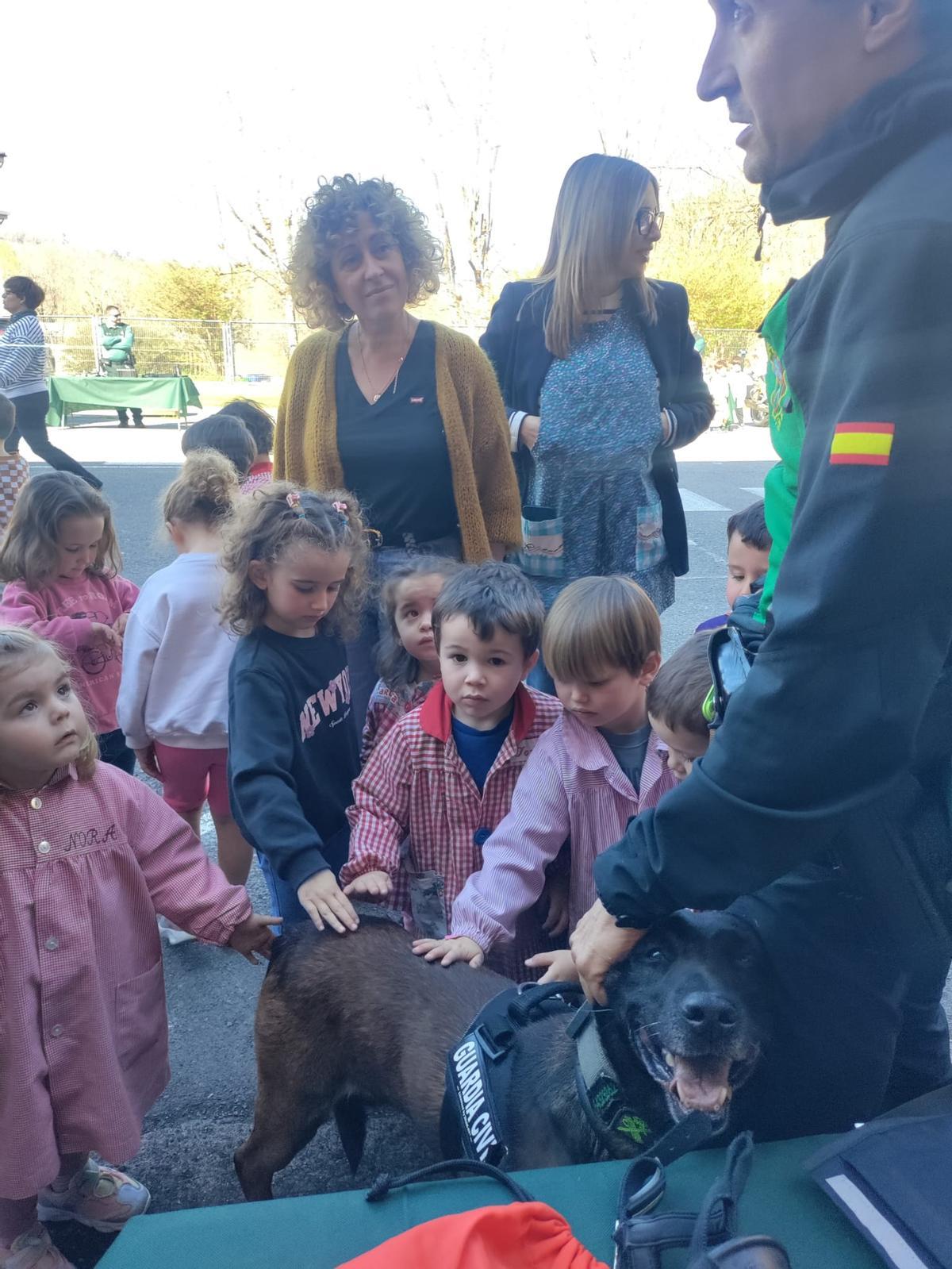 Las secciones de la Guardia Civil en el colegio Reconquista