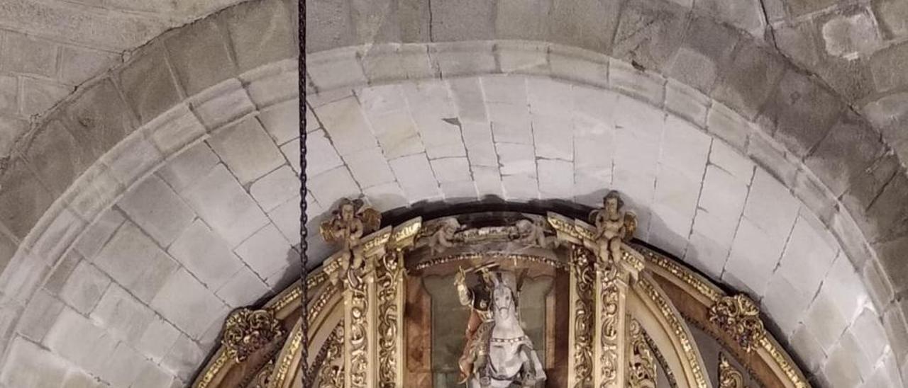 El Coro Xuvenil Cova Terreña y la orquesta de cámara del centro, en su reciente concierto en Santa Liberata. // Marta González