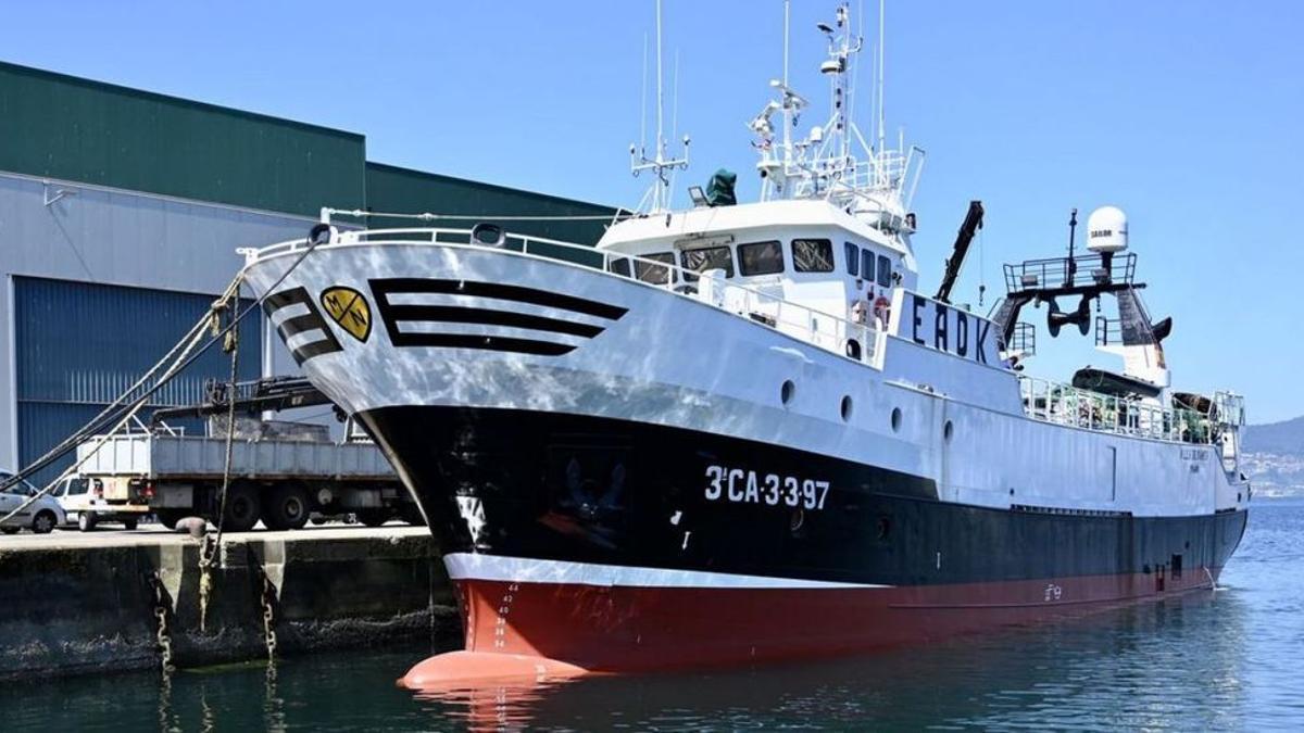 El 'Villa de Marín', también de Grupo Nores, amarrado ayer en el puerto marinense.