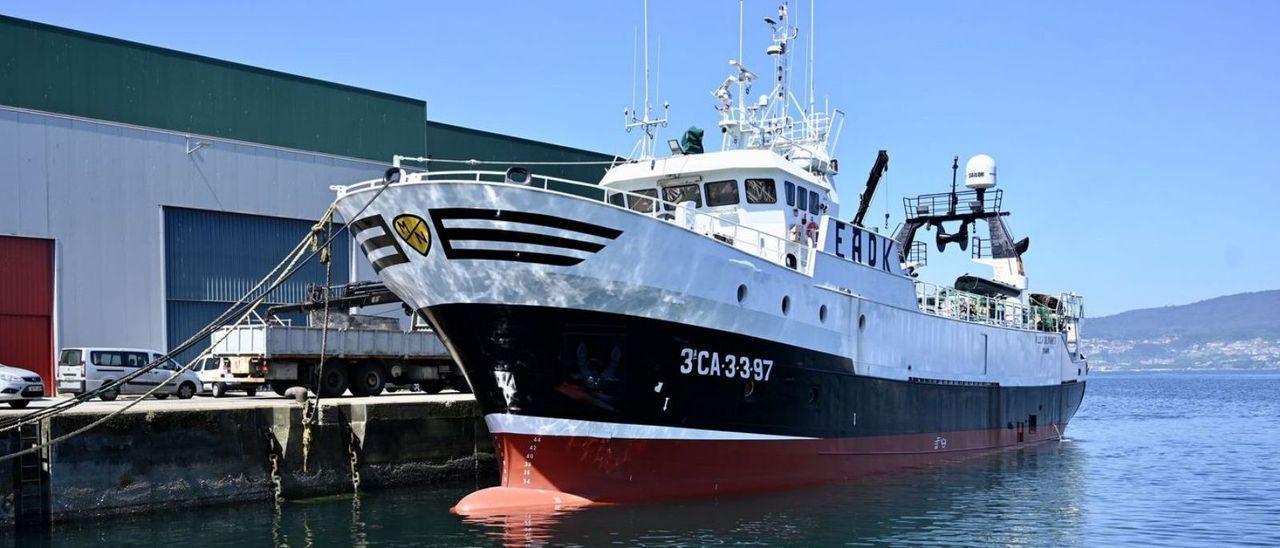 El &#039;Villa de Marín&#039;, también de Grupo Nores, amarrado ayer en el puerto marinense.