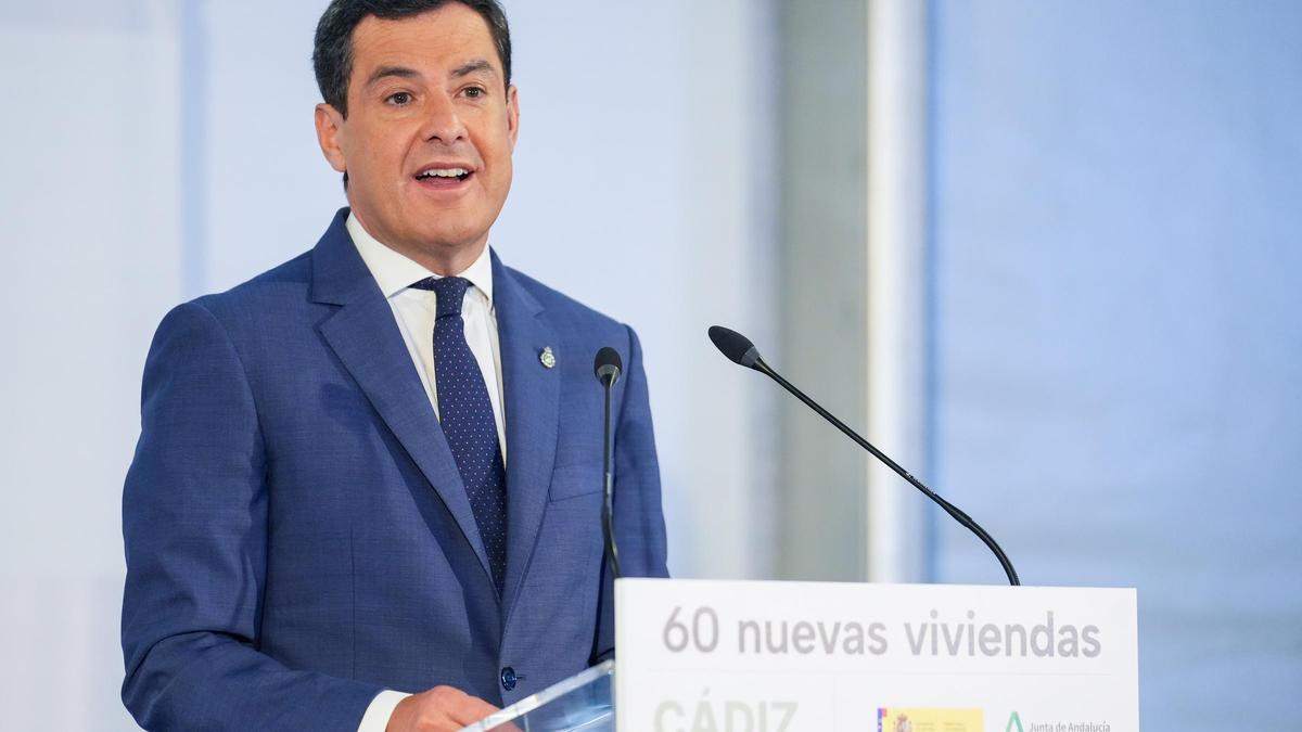 Juanma Moreno durante un acto de entrega de llaves de viviendas protegidas este lunes en Cádiz.