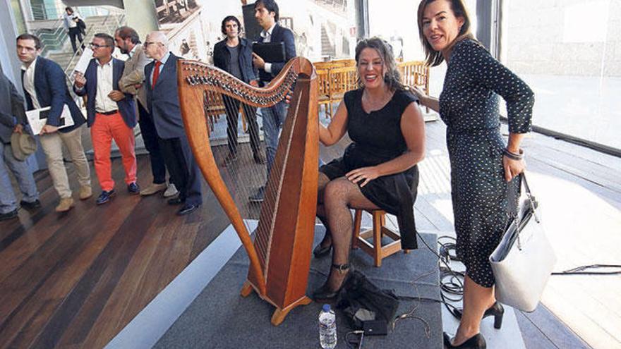 La arpista que interpretó las notas de las cantigas de Martín Códax y la diputada Marián García.  // R. G.