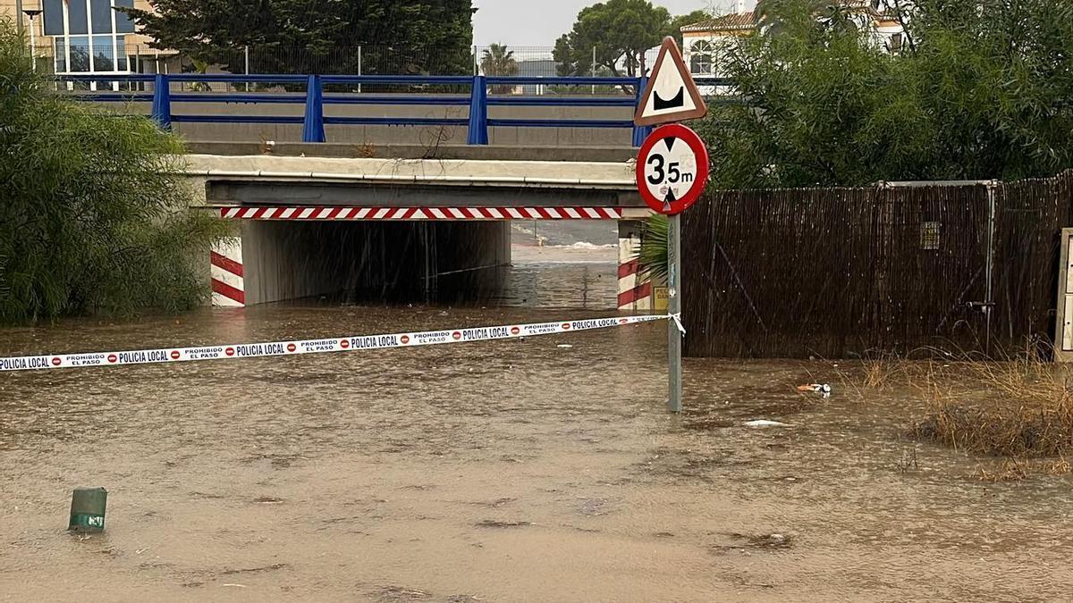 Orihuela asegura que las obras para acabar con las inundaciones en el paso inferior de la N-332 en Playa Flamenca se ejecutarán antes de fin de año
