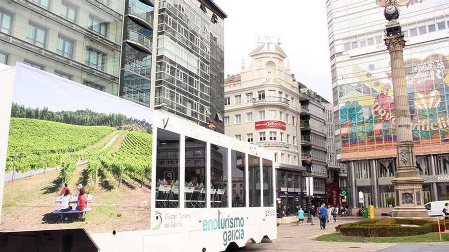 El &#039;enotruck&#039; de Enoturismo en Galicia, ayer junto al Obelisco.