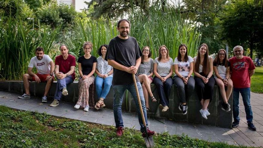 David Fernández Calviño con investigadores del departamento de Edafología y Química Agrícola del campus de Ourense. // Brais Lorenzo