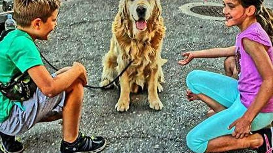 Un niño y una niña, junto a un perro, en La Magdalena de Fonfría.