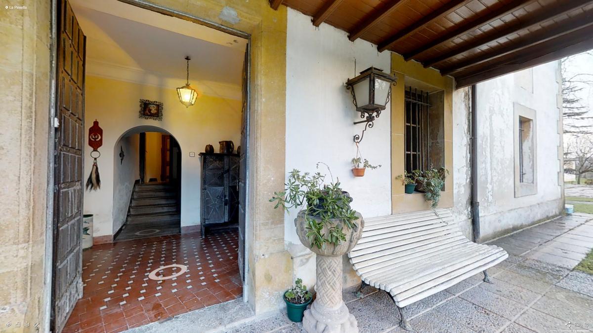 Imagen de la entrada de la casa de La Piniella, en Llanera