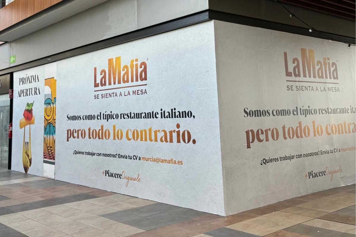 La Mafia se sienta a la mesa, en el centro comercial Thader de Murcia.